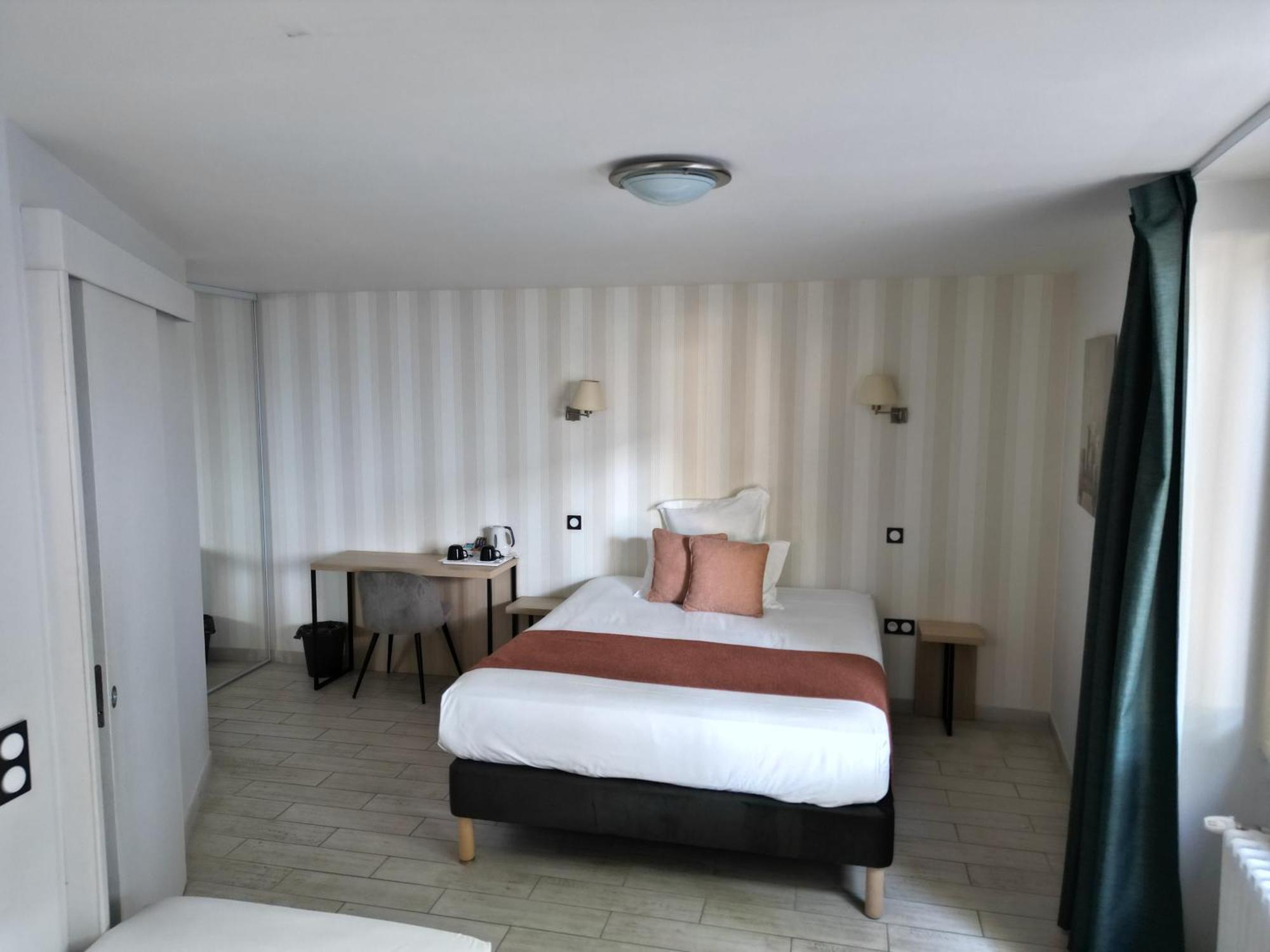 Contact Hotel Les Platanes Villeneuve Sur Lot Centre Екстериор снимка