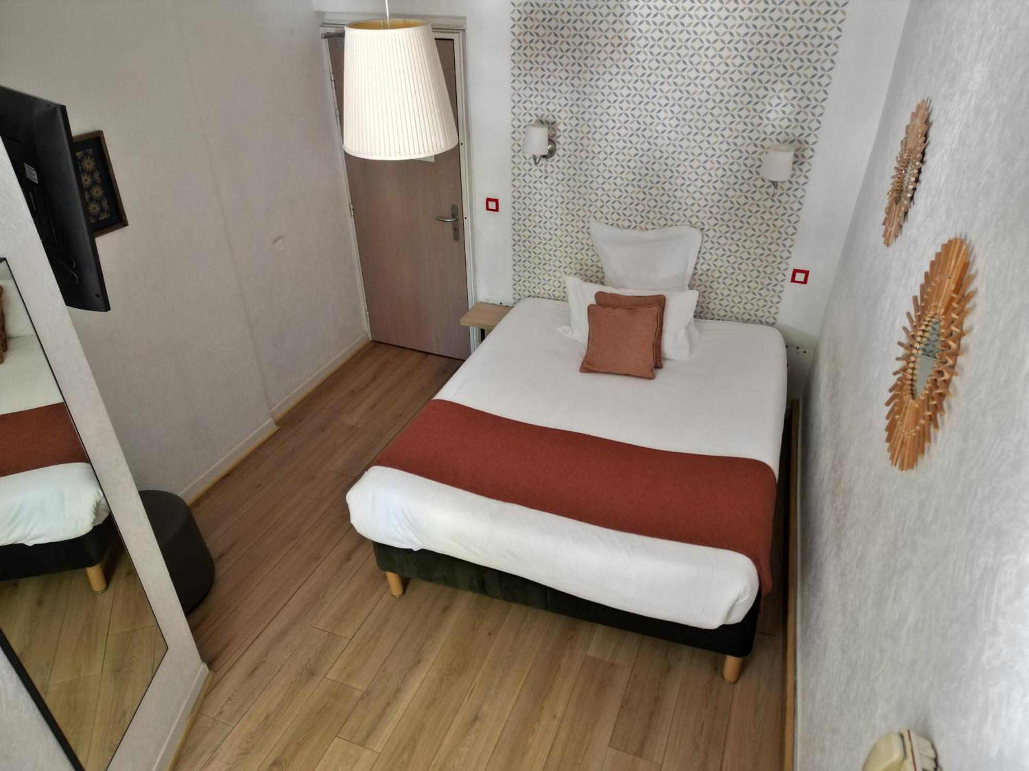 Contact Hotel Les Platanes Villeneuve Sur Lot Centre Екстериор снимка